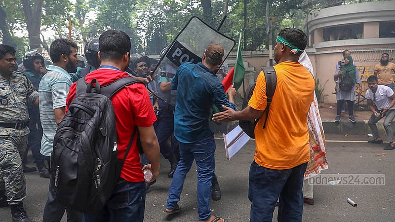 চাকরিতে আবেদনের বয়স ৩৫ বছর করার দাবিতে আন্দোলনকারীরা পূর্ব ঘোষণা অনুযায়ী সোমবার সকালে জাতীয় জাদুঘরের সামনে অবস্থান নেন। সেখান থেকে কয়েকশ আন্দোলনকারী প্রধান উপদেষ্টার বাসভবনের সামনে গেলে পুলিশ কাঁদুনে গ্যাস এবং সাউন্ড গ্রেনেড ছোড়ে