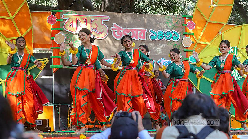 ঢাকা বিশ্ববিদ্যালয়ের চারুকলার বকুলতলায় শুক্রবার সকালে বসন্ত উৎসবে শিল্পীদের দলীয় নৃত্য পরিবেশনা