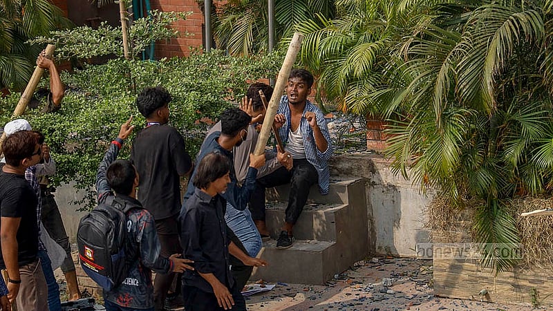 ঢাকার যাত্রাবাড়ীতে সোমবার দুপুরে ড. মাহবুবুর রহমান মোল্লা কলেজের এক শিক্ষার্থীকে বেধরে মারছে পুরান ঢাকার শহীদ সোহরাওয়ার্দী ও কবি নজরুল কলেজের শিক্ষার্থীরা