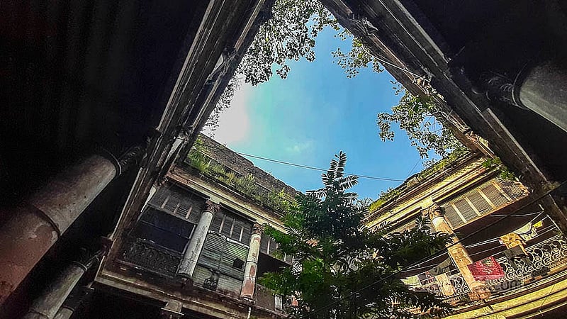 পুরান ঢাকার ফরাশগঞ্জে বুড়িগঙ্গা নদীর তীরে অবস্থিত ঐতিহাসিক ‘রূপলাল হাউজ’। দখল আর অযত্নে রূপ হারিয়েছে বাড়িটি