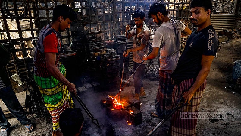 ডেমরার কোনাবাড়ি এলাকায় ঢালাই লোহার সরঞ্জাম তৈরির কারখানায় সকাল থেকে সন্ধ্যা পর্যন্ত কাজ করতে শ্রমিকদের। বেতন হয় সাপ্তাহিক। একেকজন গড় মাসিক আয় ২০ থেকে ২৫ হাজার