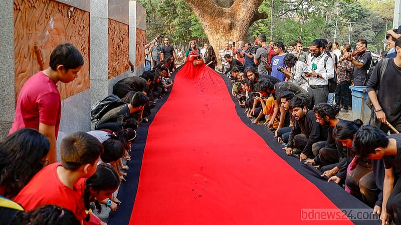 ঢাকা বিশ্ববিদ্যালয়ের স্বোপার্জিত স্বাধীনতা চত্বরে শুরু হয়ে ফুলার রোডের স্মৃতি চিরন্তন চত্বরে শেষ হয় ‘লালযাত্রা’। সেখান মোমবাতি প্রজ্জ্বালন করেন নাট্যকর্মীসহ বিভিন্ন শ্রেণি-পেশার মানুষ