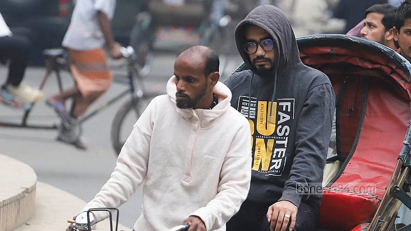 নিম্নচাপের কারণে সকাল থেকে ঢাকার আকাশ কুয়াশাচ্ছন্ন থাকায় আগের কয়েকদিনের চেয়ে ঠান্ডা অনুভূত হয়েছে দিনভর। এতে ঘরের বাইরে বের হওয়া মানুষদের গায়ে জড়াতে হয়েছে গরমকাপড়। শনিবার ঢাকা বিশ্ববিদ্যালয় এলাকা থেকে তোলা
