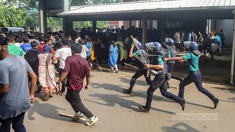 শিক্ষা উপদেষ্টার পদত্যাগের দাবিতে বিক্ষোভ থেকে সচিবালয়ের ভেতরে প্রবেশ করলে এইচএসসি পরীক্ষার্থীদের লাঠিপেটা করে ছত্রভঙ্গ করে আইনশৃঙ্খলা বাহিনী