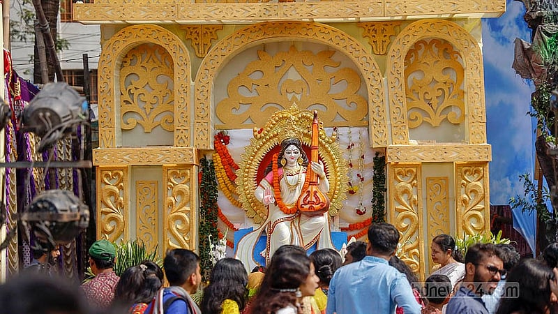 সরস্বতী পূজায় সোমবার ঢাকা বিশ্ববিদ্যালয়ের জগন্নাথ হলের মাঠে বিভিন্ন বিভাগের শিক্ষার্থীদের তৈরি করা মণ্ডপ