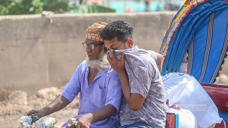 রাজধানীর বাবুবাজার-গাবতলী বেড়িবাঁধ সড়কে ধুলা থেকে রক্ষায় কেউ গামছা, কেউ নিজের গায়ের কাপড় দিয়ে নাক চেপে করেন চলাচল