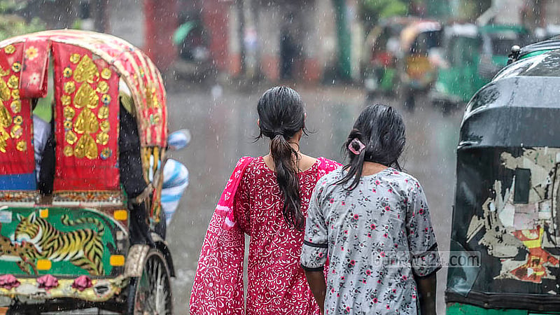 ঢাকার মীরহাজিরবাগ এলাকায় সোমবার দুপুরে বৃষ্টিতে ভিজে গন্তব্যের পথে দুই নারী