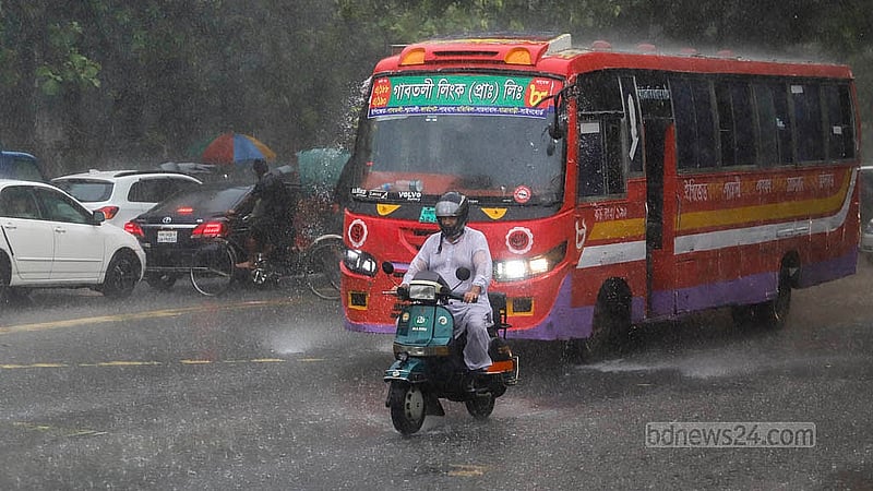 রাজধানীতে দুপুরে বৃষ্টির মধ্যেই অনেকে বাইক চালিয়ে যান। বুধবার ডিএমপি কার্যালয়ের সামনে থেকে তোলা