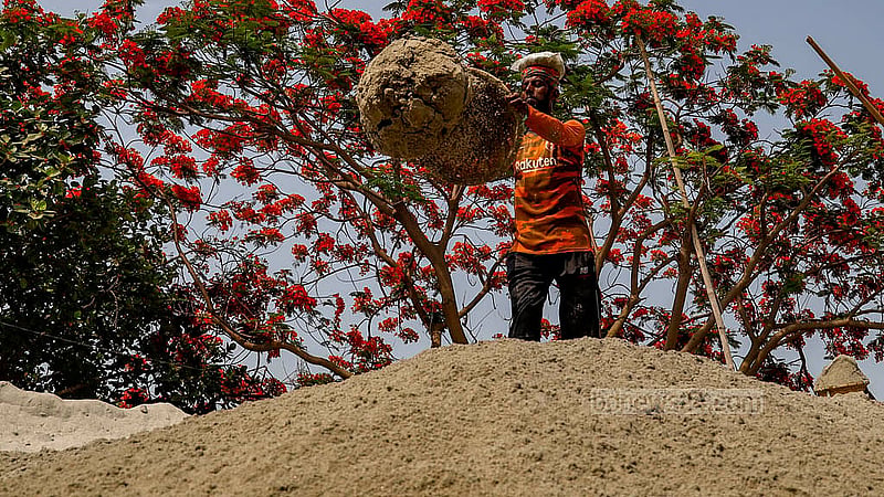 ঢাকার গাবতলীতে বৈশাখের প্রখর রোদে ঘাম ঝরাচ্ছেন এক শ্রমিক। শ্রমিকদের অধিকার আদায়ের দিনেও খাটতে হয় তাকে