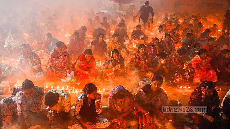 নারায়ণগঞ্জের বারদী লোকনাথ আশ্রমে মঙ্গলবার ‘রাখের উপবাস’ বা ‘কার্তিক ব্রত’ অনুষ্ঠানে প্রার্থনারত ভক্তরা
