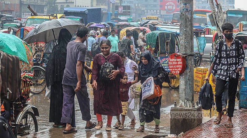 বৃহস্পতিবার দুপুরে রাজধানীতে বৃষ্টি নামলে আশ্রয়ের খোঁজে ছোটেন ঘরমুখো মানুষেরা