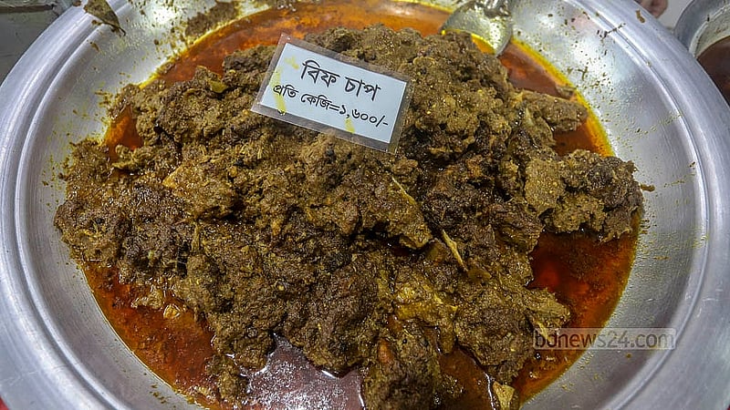 রাজধানীর বেইলি রোডের ইফতার বাজারে বিক্রি হচ্ছে বিফ কালাভুনা ও বিফ চাপ প্রতি কেজি ১৬০০ টাকায়