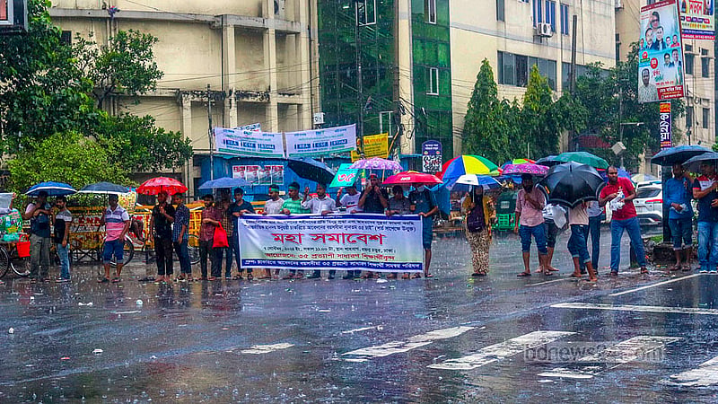 বৃষ্টিতে ভিজেই শনিবার দুপুরে শাহবাগ মোড়ে সড়ক অবরোধ করে রাখেন চাকরিপ্রত্যাশীরা; চাকরিতে প্রবেশের বয়সসীমা ৩৫ বছর চান তারা।