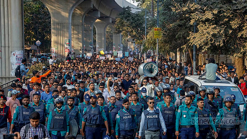 রমনার ইঞ্জিনিয়ার্স ইনস্টিটিউশনের সামনে থেকে শনিবার বিকালে বিশাল মিছিল নিয়ে ঢাকা বিশ্ববিদ্যালয়ের রাজু ভাস্কর্য হয়ে কেন্দ্রীয় শহীদ মিনার যায় ছাত্রদল