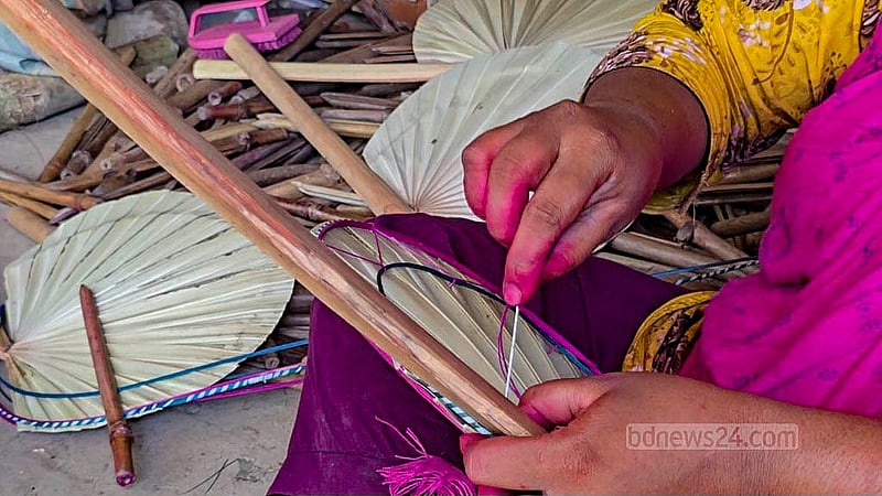 তালপাতা, প্লাস্টিক সুতা, বাঁশ ও বেতের কাঁচামাল দিয়ে একশ হাতপাখা বানাতে খরচ হয় প্রায় ২০ থেকে ২৫ হাজার টাকা