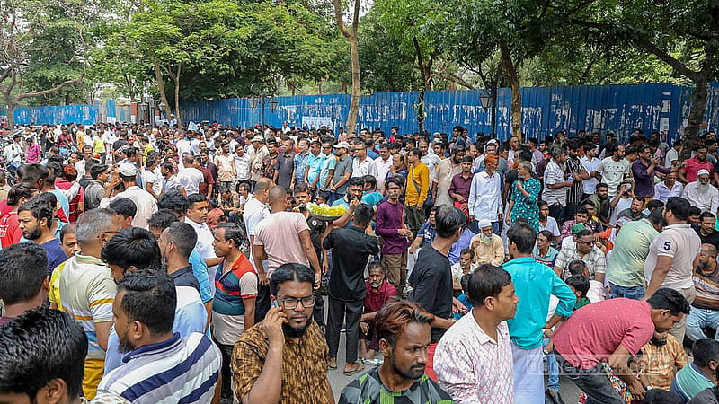 বিএনপির ইশরাক হোসেনকে ঢাকা দক্ষিণ সিটি করপোরেশনের মেয়রের দায়িত্ব বুঝিয়ে দেওয়ার দাবিতে শনিবার নগর ভবনের সামনে বিক্ষোভ করেন তার সমর্থকরা