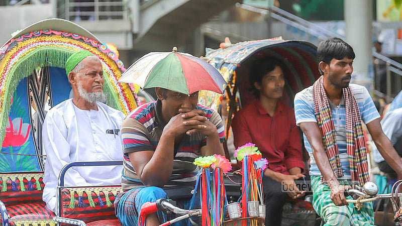 রোদ থেকে রক্ষা পেতে রাস্তাঘাটে অনেক নগরবাসীই ছাতা ব্যবহার করছেন