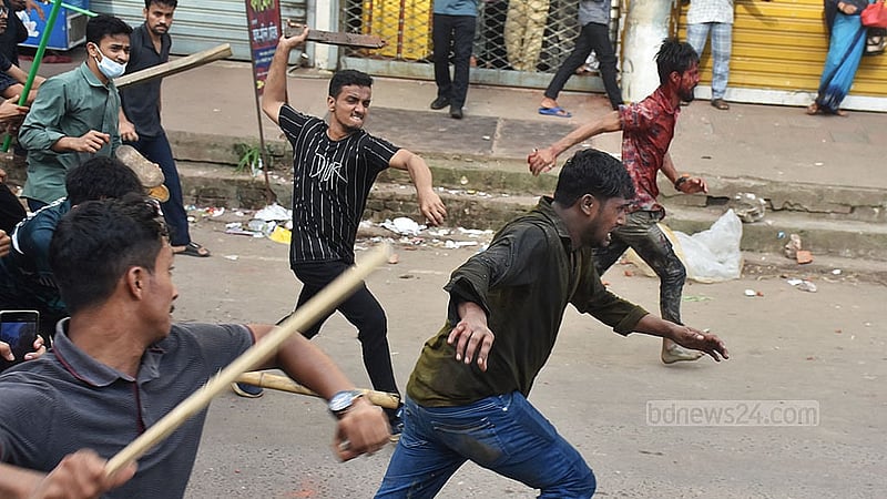 চট্টগ্রামের মুরাদপুরে মঙ্গলবার বিকালে কোটা বিরোধী শিক্ষার্থীদের সঙ্গে সরকারদলীয় সংগঠনের কর্মীদের মধ্যে সংঘর্ষ