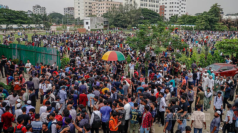 উত্তরার মাইলস্টোন স্কুল অ্যান্ড কলেজ মঙ্গবার দুপুরে দুই উপদেষ্টা পরিদর্শনে গেলে শিক্ষার্থীরা তাদের দাবি নিয়ে বিক্ষোভ দেখান