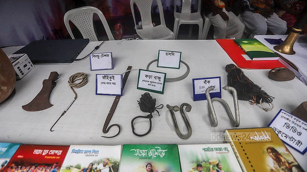 বাংলা একাডেমি প্রাঙ্গণে ‘সকল জাতিগোষ্ঠীর সাংস্কৃতিক ঐতিহ্যের প্রদর্শনীতে’ স্থান পেয়েছে বিভিন্ন নৃ-গোষ্ঠীর ব্যবহৃত জিনিসপত্র