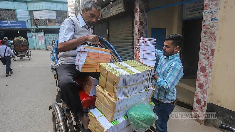 রাজধানীর সেগুনবাগিচা উচ্চ বিদ্যালয় থেকে নতুন বছরের বই বিভিন্ন স্কুলে পাঠানো হচ্ছে