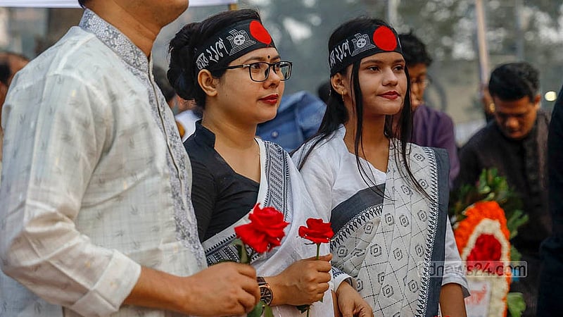 একুশের প্রথম প্রহরে কেন্দ্রীয় শহীদ মিনারে ভাষা শহীদদের শ্রদ্ধা জানাতে অনেকে আসেন পরিবার নিয়ে