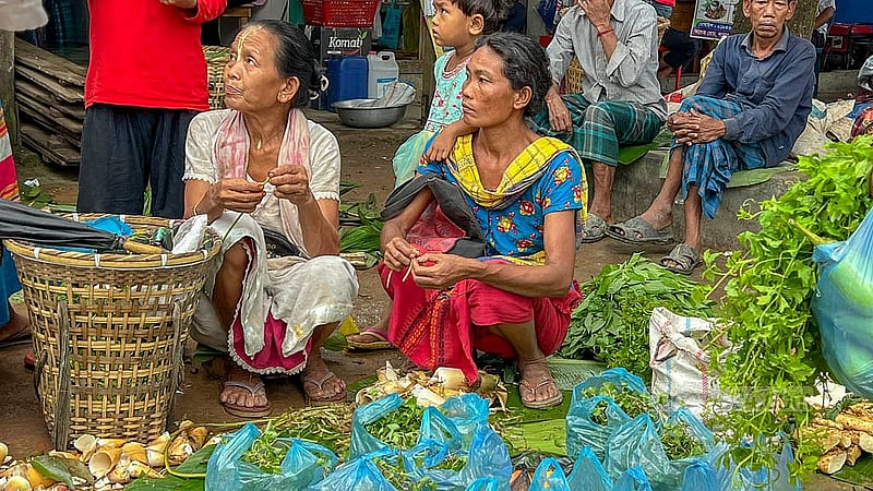 খাগড়াছড়ির দীঘিনালার লারমা স্কয়ারের হাটে পাওয়া যায় সব ধরনের পাহাড়ি শাক-সবজি। নারী বিক্রেতারা সেগুলো নিয়ে হাটে আসেন