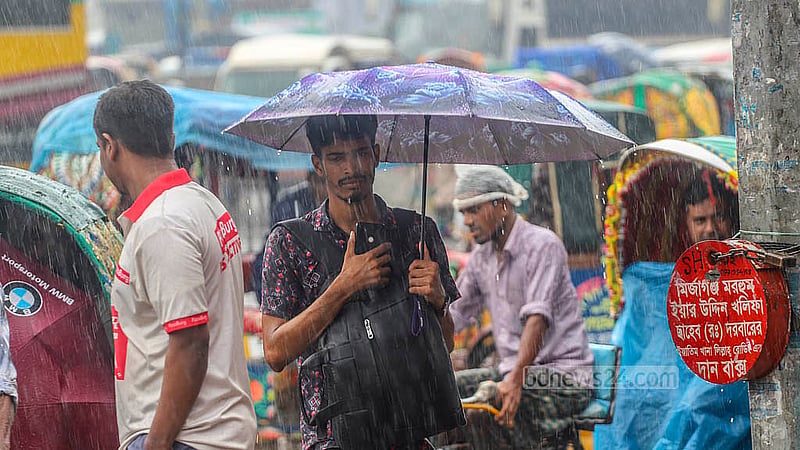 বৃহস্পতিবার দুপুরের বৃষ্টিতে বিপাকে পড়েন রাজধানী থেকে দেশের বিভিন্ন গন্তব্যে ছোটা মানুষেরা। দোলাইরপাড় এলাকা থেকে তোলা