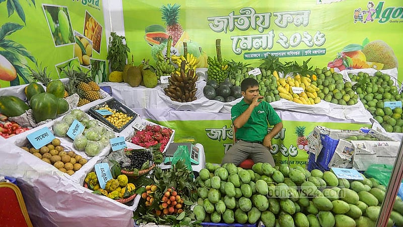 ঢাকার কৃষিবিদ ইনস্টিটিউশনে জাতীয় ফল মেলার একটি স্টলে সাজিয়ে রাখা হয়েছে বিভিন্ন রকমের ফল