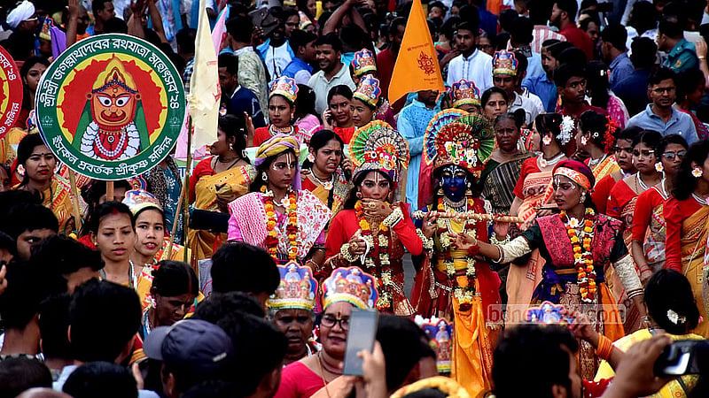চট্টগ্রামে রথযাত্রায় অংশ নেন নানা বয়সী মানুষ; নেচে-গেয়ে তারা আনন্দ করেন