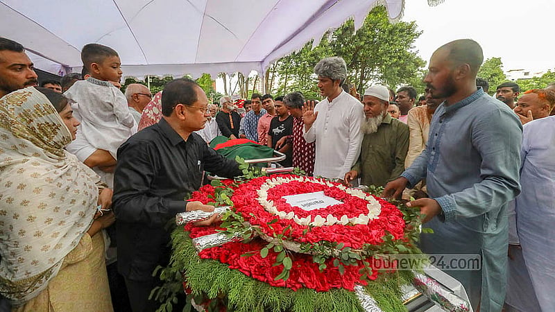 কেন্দ্রীয় শহীদ মিনার প্রাঙ্গণে সোমবার ফুলেল শ্রদ্ধায় গণফোরামের সভাপতি মোস্তফা মোহসীন মন্টুকে শেষ বিদায় জানান তার রাজনৈতিক সহকর্মীরা।