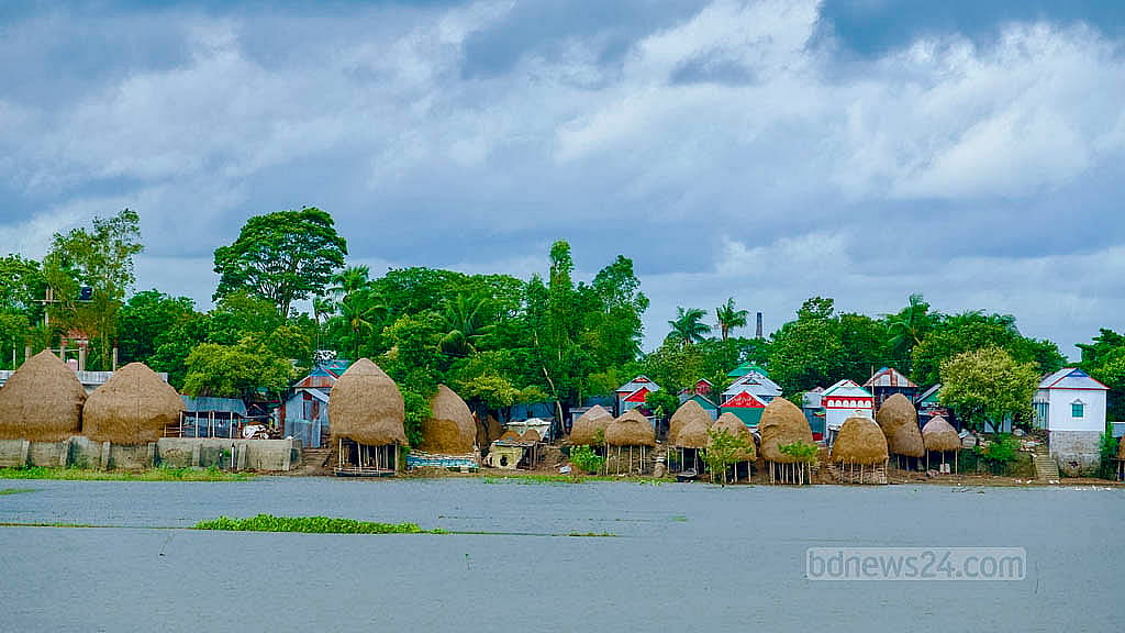 এক পাশে হাওরের বিপুর জলরাশি, অন্যপাশে মানুষের বসতি। ছবির মত সুন্দর এমন দৃশ্য শুধু বর্ষা মৌসুমে দেখা মিলবে কিশোরগঞ্জের অষ্টগ্রামের ভাতশালা গ্রামে