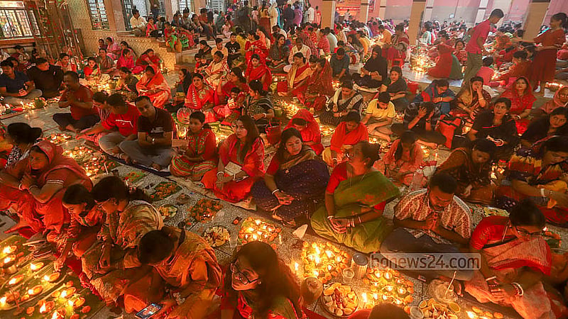 প্রদীপ জ্বালিয়ে আপনজনের জন্য কল্যাণ কামনা করে প্রার্থনায় মগ্ন হন ‘কার্তিকের উপবাস’ আসা ভক্তরা