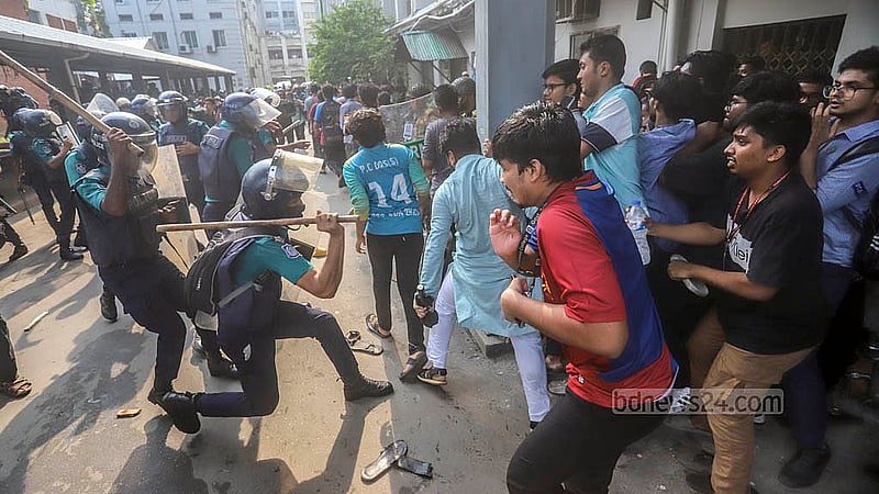 শিক্ষা উপদেষ্টার পদত্যাগের দাবিতে বিক্ষোভ থেকে সচিবালয়ের ভেতরে প্রবেশ করলে এইচএসসি পরীক্ষার্থীদের লাঠিপেটা করে ছত্রভঙ্গ করে আইনশৃঙ্খলা বাহিনী