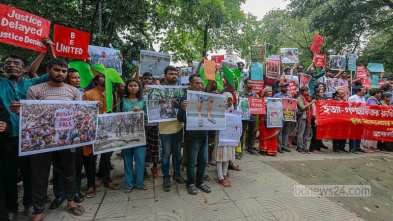 ‘হত্যা, গণগ্রেফতার বন্ধ, ছাত্র আন্দোলনের দাবি বাস্তবায়নসহ বিভিন্ন দাবিতে রোববার দুপুরে ঢাকা বিশ্ববিদ্যালয়ের স্বোপার্জিত স্বাধীনতার সামনে ‘আলোকচিত্রী সমাজ’ এর ব্যানারে সমাবেশ করেন আলোকচিত্রীরা