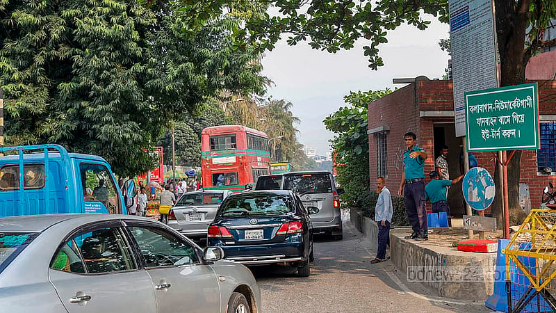 আসাদ গেইট থেকে মিরপুর রোড ধরে সোবাহানবাগগামী যানবাহনকে মানিক মিয়া এভিনিউয়ে ডাইভারশনের মুখে পড়তে হচ্ছে। মানিক মিয়ায় ঢোকার পর ইউটার্ন নেওয়ার জন্য নির্দেশনা দিচ্ছেন এক ট্রাফিক সার্জেন্ট। তার পাশে বড় সাইনবোর্ডেও লেখা রয়েছে নির্দেশনা