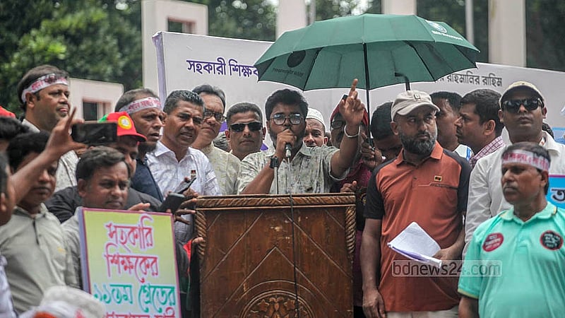 ঢাকায় কেন্দ্রীয় শহীদ মিনার প্রাঙ্গণে শনিবার ‘প্রাথমিক সহকারী শিক্ষক সংগঠন ঐক্য পরিষদের’ মহাসমাবেশ বক্তব্য দেন সংগঠনের নেতারা