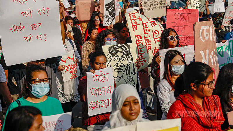 ধর্ষণ, নিপীড়ন ও সহিংসতার বিরুদ্ধে প্রতিবাদ হিসেবে শুক্রবার দুপুরে ঢাকার মানিক মিয়া অ্যাভিনিউয়ে মিছিল করেন নারীরা