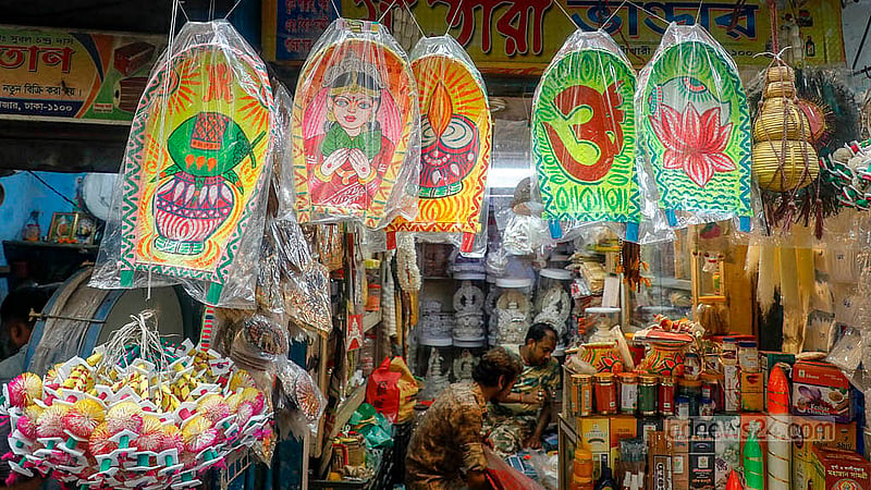 দুর্গাপূজা উপলক্ষে পুরান ঢাকার শাঁখারিবাজার এলাকার দোকানে সাজিয়ে রাখা হয়েছে পূজার বিভিন্ন উপকরণ