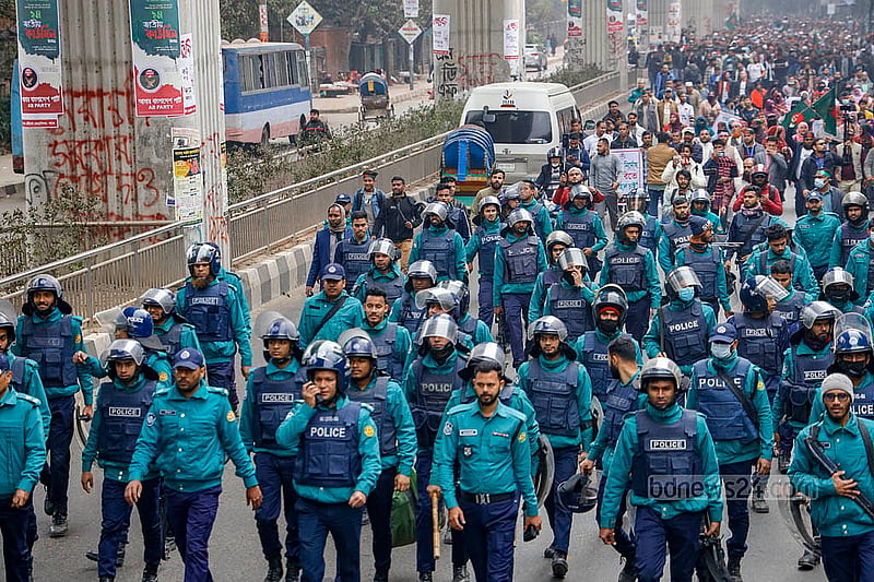 পিলখানায় বিডিআর বিদ্রোহের ঘটনায় দায়ের করা মামলায় গ্রেপ্তার জওয়ানদের 'নিরপরাধ' জানিয়ে তাদের মুক্তির দাবিতে বুধবার কেন্দ্রীয় শহীদ মিনারে সমাবেশ শেষে প্রধান উপদেষ্টার বাসভবন যমুনার দিকে স্বজনদের পদযাত্রা