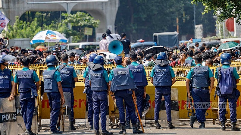 প্রস্তাবিত ঢাকা সেন্ট্রাল ইউনিভার্সিটির চূড়ান্ত অধ্যাদেশ জারিসহ চার দাবিতে সোমবার শিক্ষা ভবনের দিকে এগোতে চাইলে পুলিশি বাধার মুখে পড়েন সাত সরকারি কলেজের শিক্ষার্থীরা