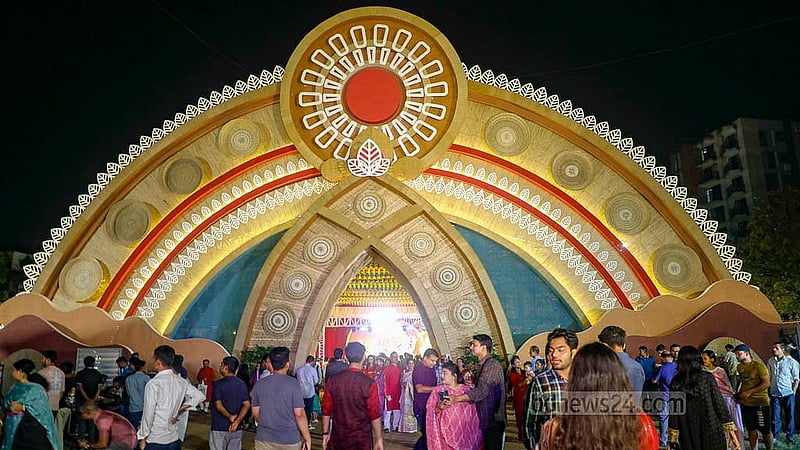 বরাবরের মতো এবারও দৃষ্টিনন্দন করে সাজানো হয়েছে রাজধানীর বনানী পূজা মণ্ডপ