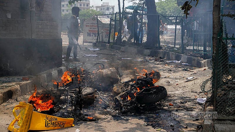 ঢাকার রামপুরা ব্রিজের ওপর পুলিশ বক্সের পাশে থাকা পুলিশের মোটরসাইকেলে জ্বালিয়ে দেয় কোটা আন্দোলনকারীরা