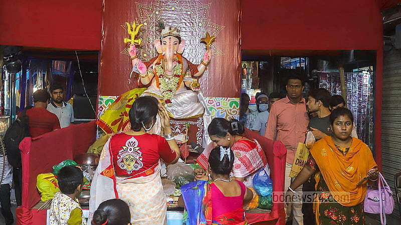 শাঁখারিবাজারের অস্থায়ী মণ্ডপে গণেশ পূজায় ভক্ত ও অনুসারীরা