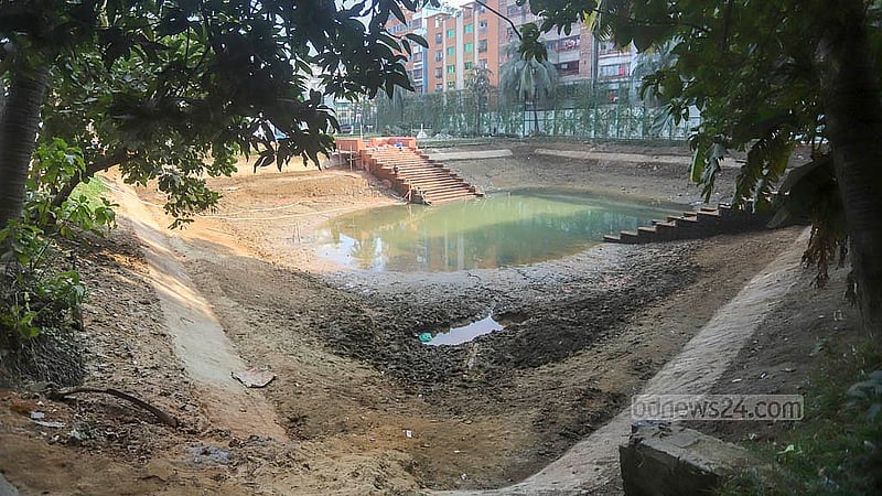 সংস্কারের জন্য শুকানো হচ্ছে রোজ গার্ডেনের পুকুর