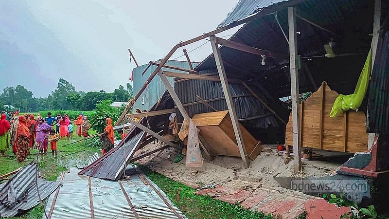 সিরাজগঞ্জের সদর উপজেলায় ঘূর্ণিঝড়ে ক্ষতিগ্রস্ত একটি বাড়ি