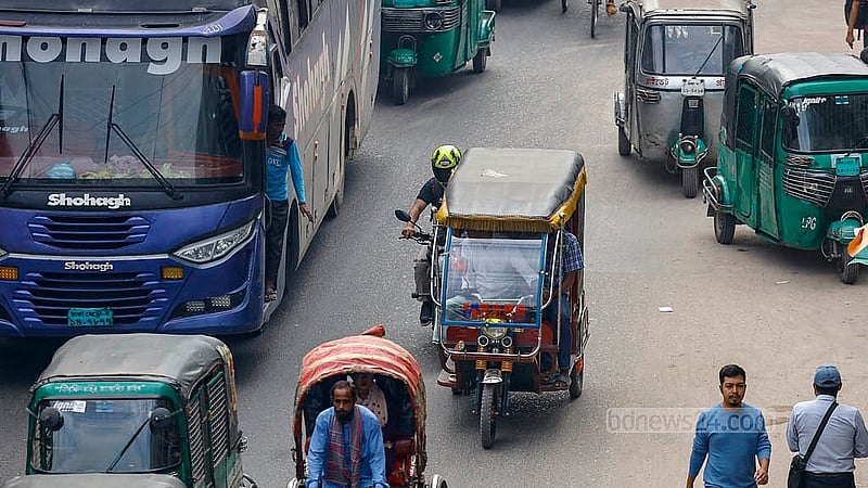 ঢাকার রামপুরায় বাংলাদেশ টেলিভিশনের সামনের সড়কে বাসের সঙ্গে পাল্লা দিয়ে চলছে ব্যাটারি রিকশা। কিন্তু এই সড়কে এসব রিকশা চলাচলে রয়েছে নিষেধাজ্ঞা