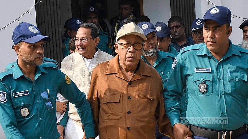 আন্তর্জাতিক অপরাধ ট্রাইব্যুনাল থেকে মঙ্গলবার শুনানি শেষে কারাগারে নিয়ে যাওয়া হচ্ছে সাবেকমন্ত্রী কামরুল ইসলামকে।