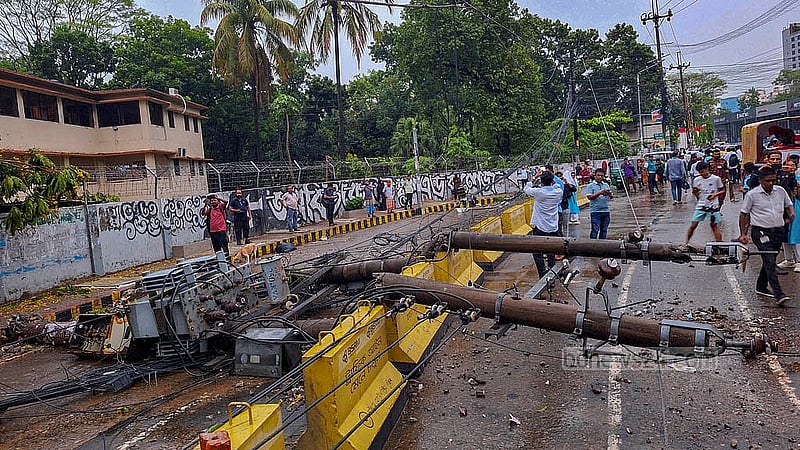 চট্টগ্রামে সোমবার দুপুরে কালবৈশাখী ঝড়ে জাকির হোসেন রোডে বিদ্যুতের খুঁটি ও গাছ ভেঙ্গে পড়লে গাড়ি চলাচল বন্ধ হয়ে যায়