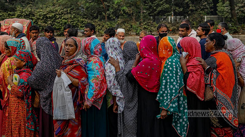 রাজধানীর মানিক মিয়া অ্যাভিনিউয়ে বৃহস্পতিবার টিসিবির ট্রাক ঘিরে নারীদের জটলা। দুই কেজি ডাল ও দুই লিটার তেল পেতে ভোর থেকে চেষ্টা চলে তাদের